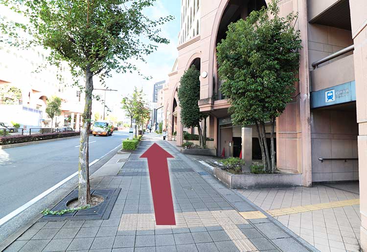そのまましばらく直進します。